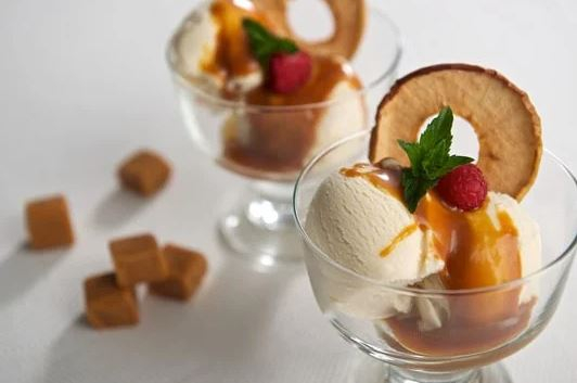 Crispy apple chips with a vanilla sundae